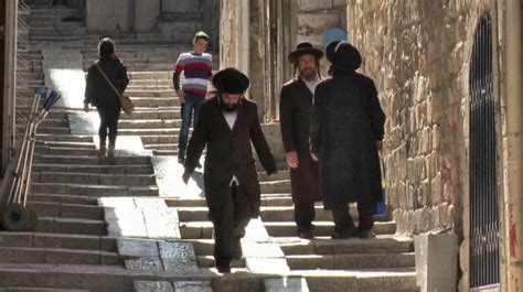 Ilustrácia interiéru synagógy s prominentnou menorou a almemorom