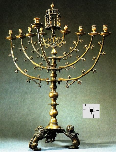 Detailná fotografia tradičnej židovskej chanukije s horiacimi sviečkami