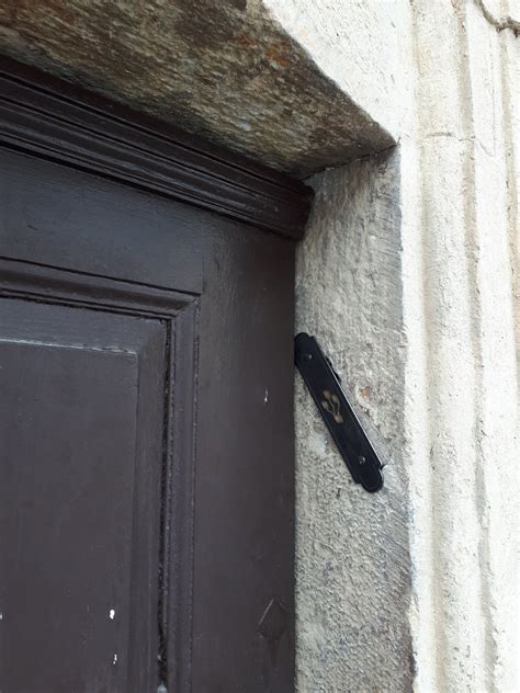 Fotografia mezuzy pripevnenej na zárubni dverí