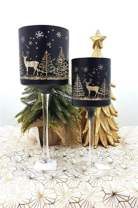 Vianočný sklenený svietnik v tvare kalicha s ručne maľovanou zasneženou dedinkou