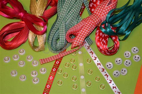 Základné pomôcky na výrobu mašlí: stuhy, nožnice, ihla, niť