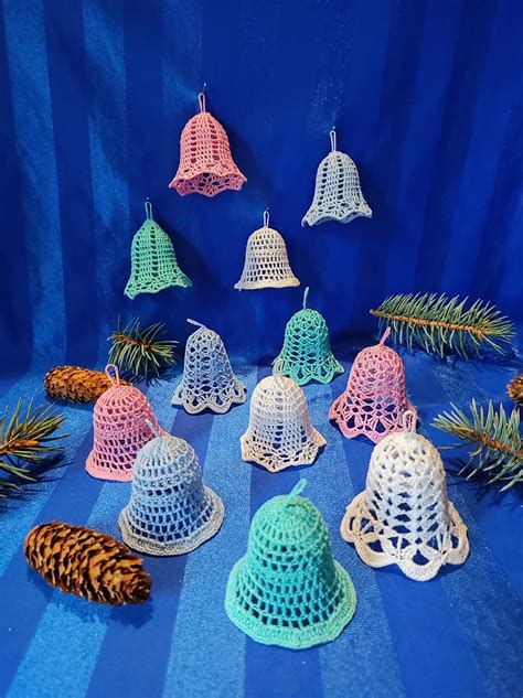 Háčkované vianočné zvončeky v rôznych farbách a veľkostiach