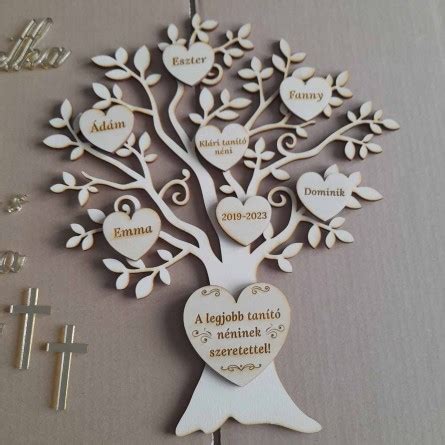 fotografia 3D dreveného svadobného stromu s malými srdiečkami na zavesenie