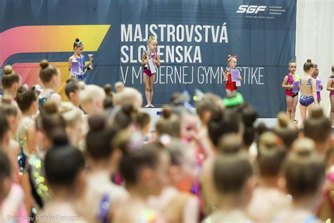 Ilustračná fotografia troch huslistiek v modernej scéne