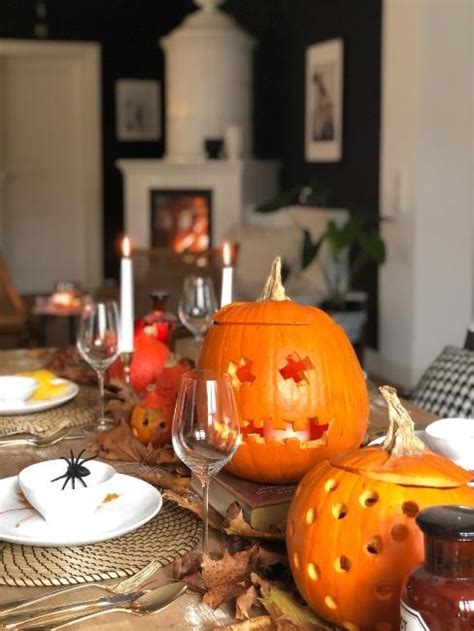 Tematické foto: Rodina tvoriaca Halloween dekorácie spolu