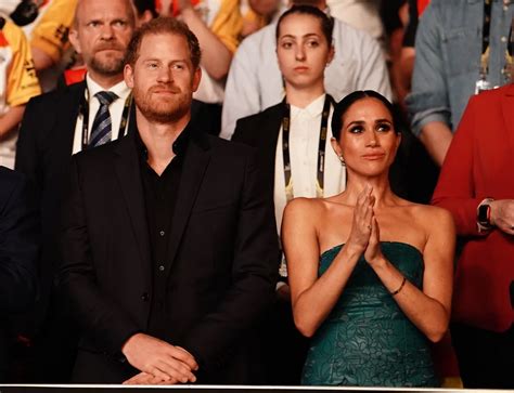 Fotografia princa Harryho a Meghan Markle po tom, čo opustili kráľovské povinnosti
