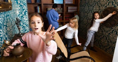 Tematické foto: deti riešiace hádanky v escape room
