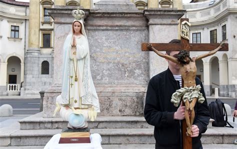 Tematické foto dušičkového venca na hrobe