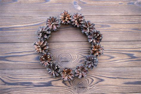 Fotografia procesu lepenia šišiek na veniec