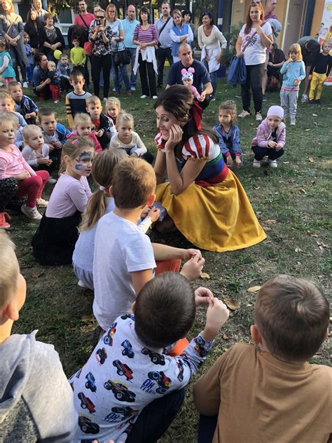 deti v karnevalových maskách na školskom podujatí