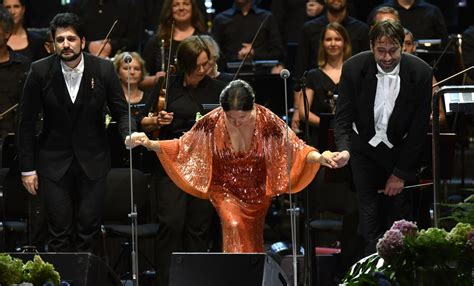 Tematická fotografia Anny Netrebko a Jusifa Eyvazova v svadobnom oblečení