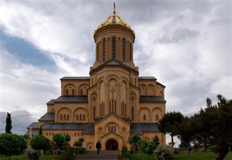 Foto vianočne vyzdobeného Tbilisi alebo Katedrály Najsvätejšej Trojice