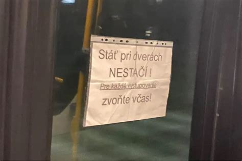 Koledníci pri dverách oznamujúci GMB nápis