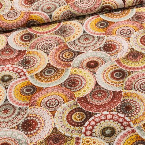 Ukážka rôznych odtieňov fialového saténu v metráži