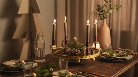 Tematické foto vianočného svietnika z čečiny na sviatočnom stole