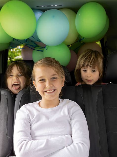 Dieťa s farebnými héliovými balónmi (symbol ľahkosti a radosti)