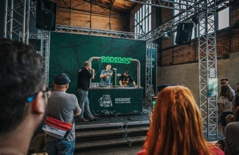 festivalová stage s ohňovými efektmi na penovej párty