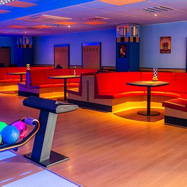 Tematické foto: Interiér bowling centra Victoria s hrajúcimi ľuďmi