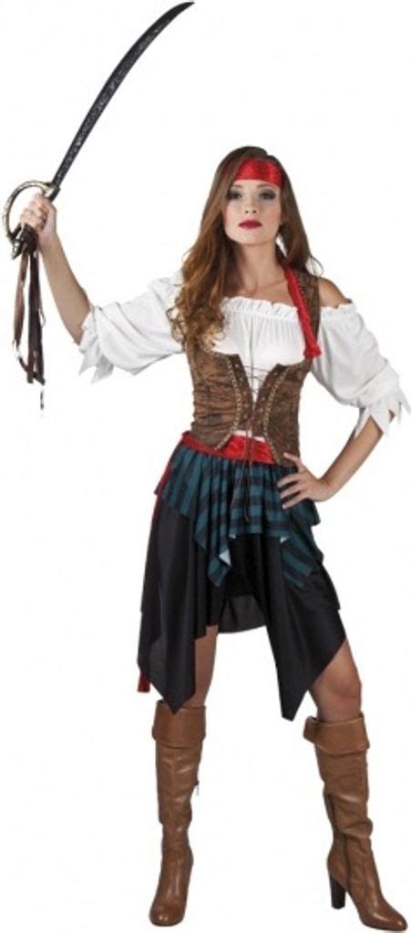 ukážka pirátskeho kostýmu s detailmi ako šatka, vesta a meč