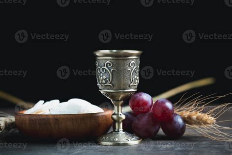 ilustračné foto slávnostnej eucharistie s monštranciou