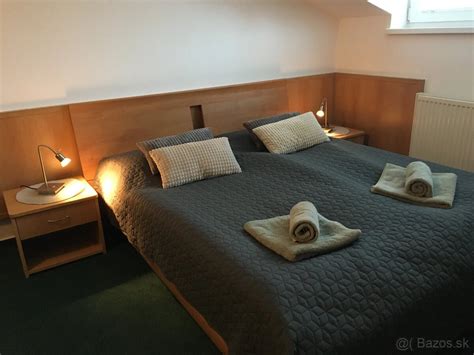 Interiér komfortnej hotelovej izby alebo apartmánu