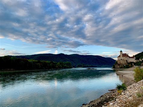 Panoramatická fotografia hradnej zrúcaniny Aggstein s výhľadom na údolie Wachau a Dunaj