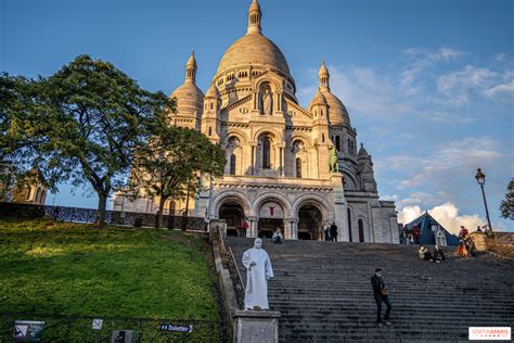 Romantická parížska ulička na Montmartre s umeleckými prvkami