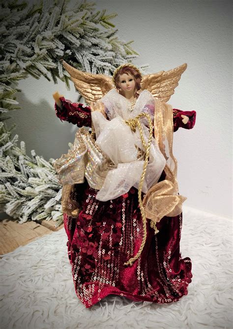 Schematické znázornenie rozdelenia stromčeka na trojuholníkové časti pre navliekanie svetiel