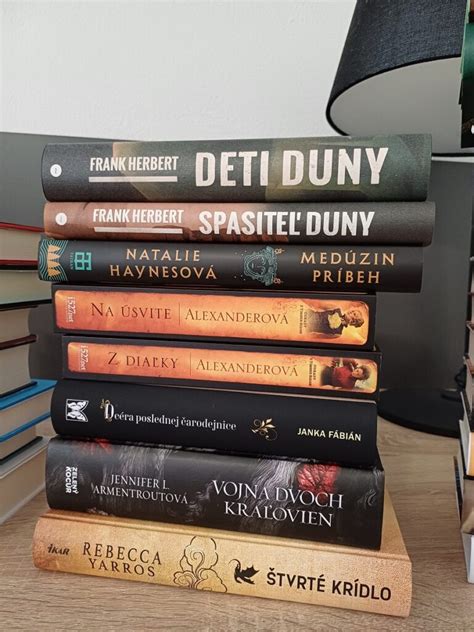 Koláž rôznych darčekov pre mladých dospelých - knihy, hodinky, notebook, fľaša vína, zážitkový voucher