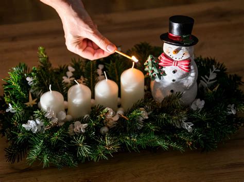 fotografia adventného venca so štyrmi horiacimi sviečkami