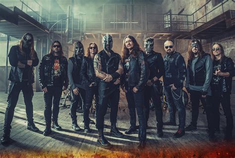 Ilustračná fotografia rôznych štýlov rockového oblečenia, vrátane kožených búnd, tričiek s kapelami a roztrhaných džínsov.