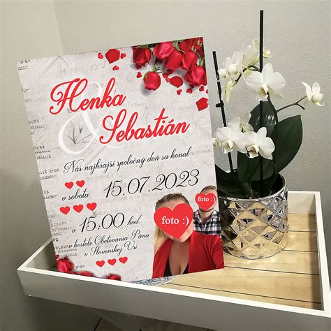 ilustračné foto: personalizovaná drevená tabuľka s menami a dátumom svadby