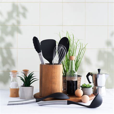 ilustračné foto: set kuchynských doplnkov a dekoračné predmety