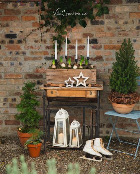 Minimalistická škandinávska zimná výzdoba okna so závesnou hviezdou a sklenenými ozdobami