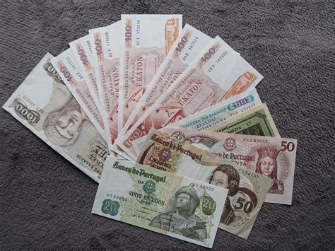 Ilustračná fotografia zobrazujúca rôzne sumy bankoviek v obálkach