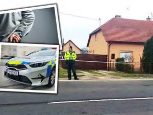 Fotografia šťastného manželského páru v kostole po sobáši