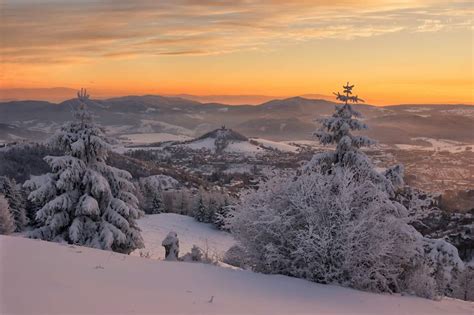 Panoramatický pohľad na zasnežené Štiavnické vrchy s Vyhňami v údolí