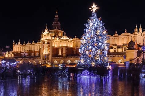Záber na vianočne vyzdobenú ulicu v Londýne s vianočným stromčekom a svetelnými dekoráciami