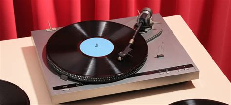Koláž prvkov funky štýlu: pestrofarebné módne doplnky, vinylové platne a tanečníci v pohybe.
