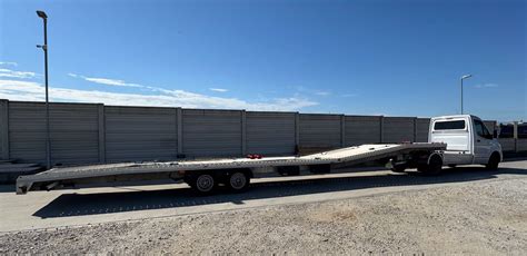 Ilustrácia rôznych typov nákladných vozidiel vhodných na prepravu stavebných materiálov