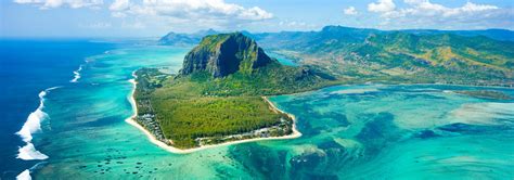 Nádherné pláže Maurícia s bielym pieskom a tyrkysovým morom.