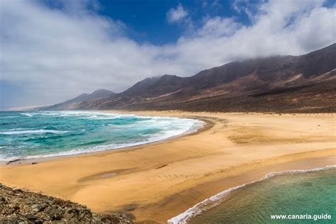 Pieskový betlehem na pláži na Kanárskych ostrovoch.