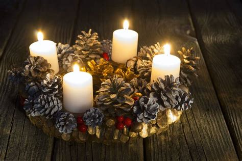 Detailné fotografie rôznych spôsobov upevnenia sviečok do adventného venca