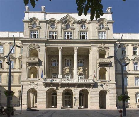 Historická fotografia budovy Univerzity Komenského na Šafárikovom námestí v Bratislave
