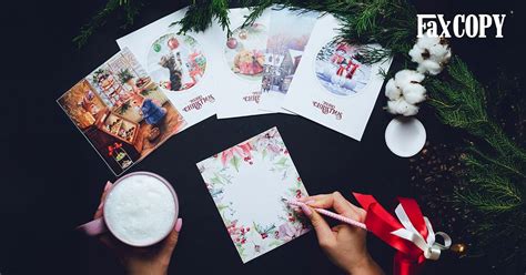 Tematické foto: Ruka píšuca osobné prianie na pohľadnicu