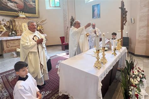 Ilustračná fotografia birmovancov v kostole