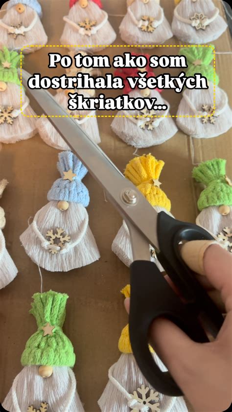 Tematické foto s rôznymi ručne vyrobenými darčekmi, ako sú šperky, sviečky, dekorácie