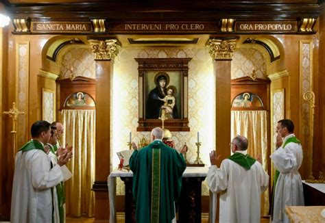 Kňaz slávi Tradičnú latinskú omšu ad orientem