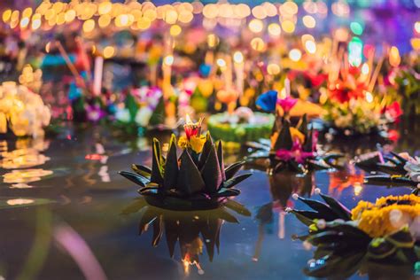 Oslavy sviatku Loy Krathong s lampášmi a krathongmi na vode