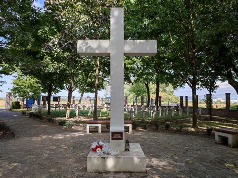 Vojenský cintorín s vlajkami počas Pamätného dňa